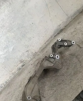 Volkswagen Jetta VI Engine mounting bracket