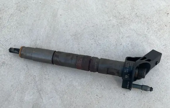 Opel Insignia A Fuel injector 55565209