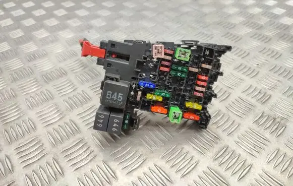 Volkswagen Golf Sportsvan Fuse module 5Q0937615C