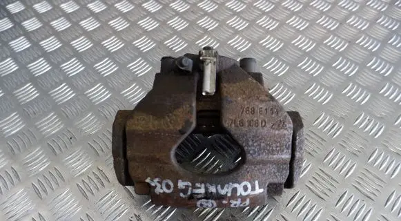 Volkswagen Touareg I Front brake caliper 7L6106D