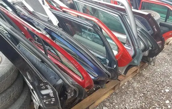 Mazda 323 F Rear door