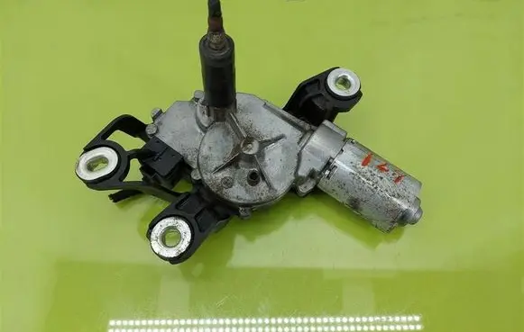 Volkswagen Golf V Rear window wiper motor 0390201800