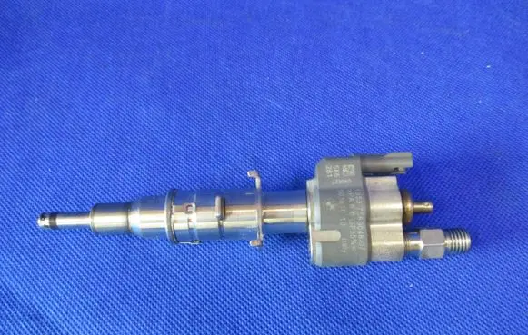 BMW 1 E81 E87 Fuel injector 7589048 10181010