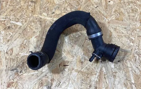 Porsche Macan (95B) Intercooler pipe mounting bracket 95b121109h