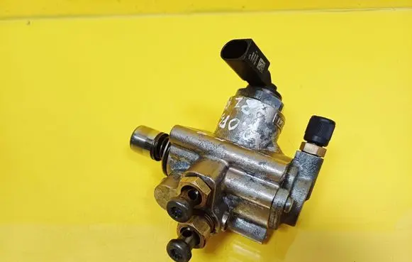 Volkswagen Golf Plus Fuel injection high pressure pump 06F127025D