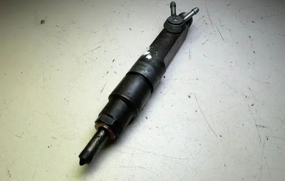 Audi A6 S6 C4 4A Fuel injector 046130201F