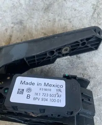 Volkswagen Jetta VI Accelerator throttle pedal 1k1723503af