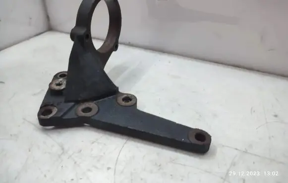 Nissan X-Trail T30 Driveshaft support bearing bracket 