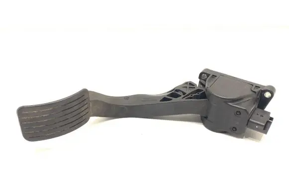 Accelerator throttle pedal
