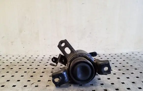 Toyota RAV 4 (XA30) Engine mount bracket