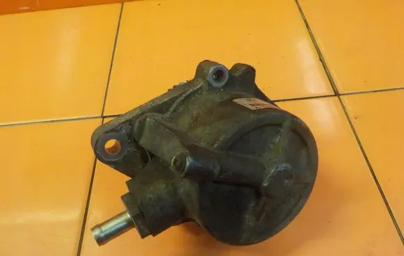 Ford Ranger Vacuum pump WL5118G00A