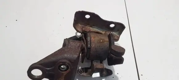 Mazda 323 Engine mount bracket
