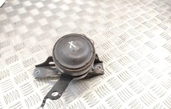 Toyota Yaris Engine mount bracket