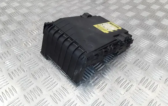Volkswagen PASSAT CC Fuse box cover 1K0937132F 017180061 014189871