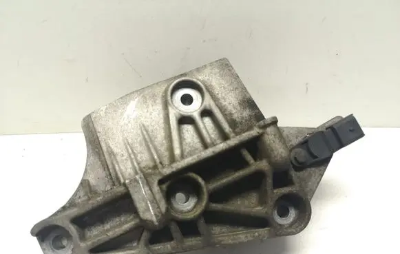 Nissan Note (E11) Engine mounting bracket 8200408663