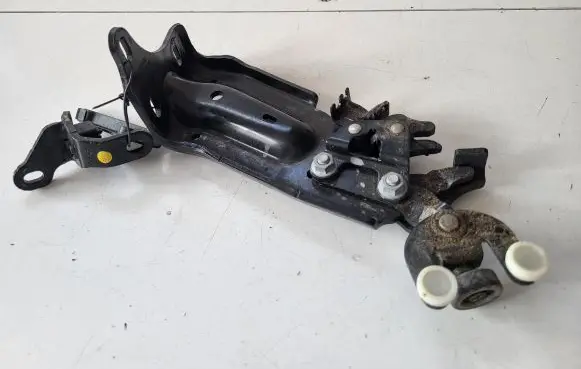 Seat Alhambra (Mk2) Sliding door lower roller guide/hinge 7N0843398D