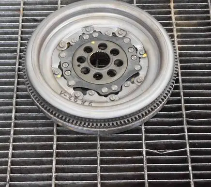 Volkswagen Jetta VI Flywheel 06J105266AE