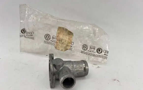 Audi 80 90 S2 B4 Engine coolant pipe/hose 028121133A