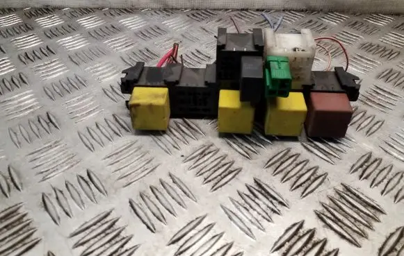 Renault Trafic II (X83) Relay mounting block 7703297572