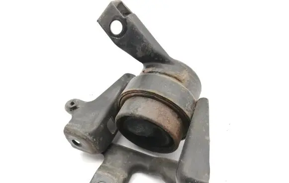 Toyota Corolla Verso E121 Engine mount bracket