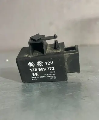 Volkswagen PASSAT B6 Seat heating relay 1Z0959772