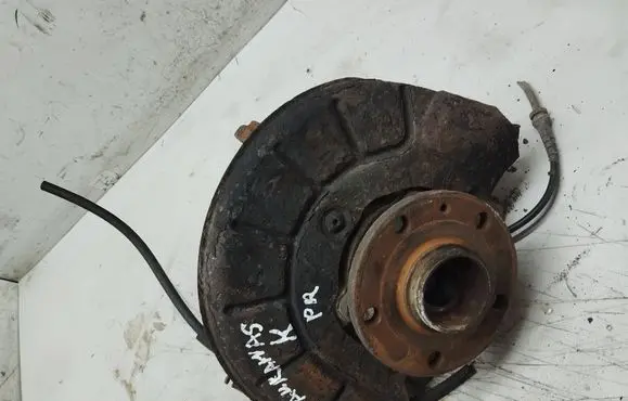 Volkswagen Touran I Front wheel hub spindle knuckle 