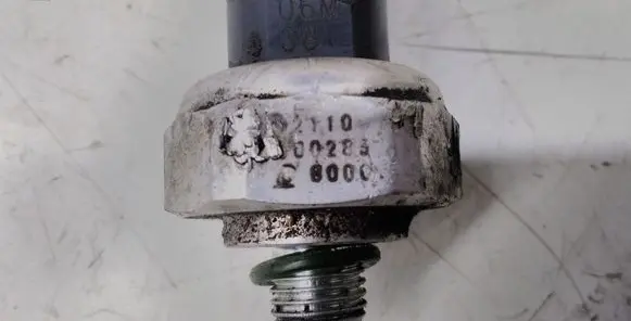 Mercedes-Benz C W204 Air conditioning (A/C) pressure sensor 211000283