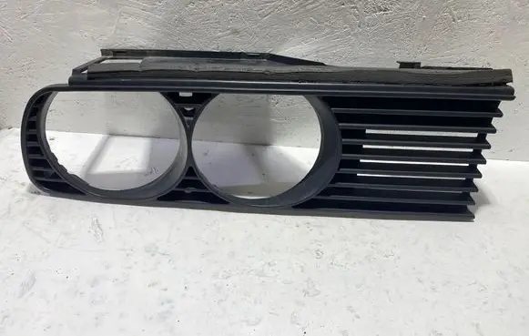 BMW 3 E30 Under headlight/headlamp trim 18760920