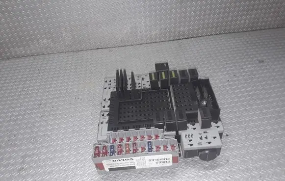Volvo S60 Fuse module 8676286