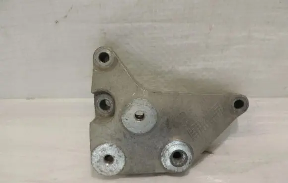 Opel Meriva B Engine mounting bracket 13247805