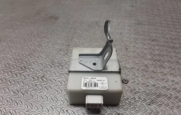 Toyota Avensis T250 Door control unit/module 8974105070 736680A S000003707
