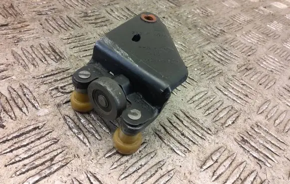 Renault Trafic III (X82) Sliding door middle roller runner 777653970R 93867644