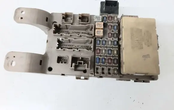 Toyota Corolla Verso E121 Fuse module 8264113040