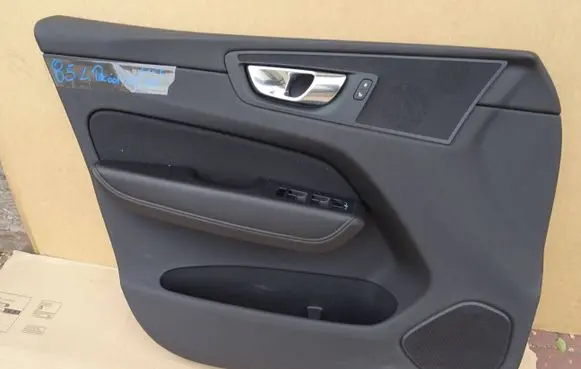 Volvo XC60 Front door card panel trim