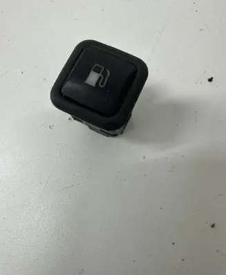 Volkswagen Golf IV Fuel tank opening switch 03000313