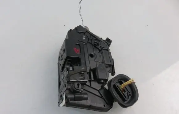 Volkswagen Golf VI Rear door lock 5K4839016B