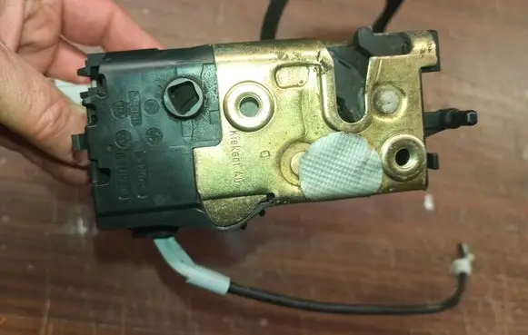 Citroen C4 I Front door lock 9681332280