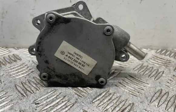 Mercedes-Benz C W204 Vacuum pump A6422300065