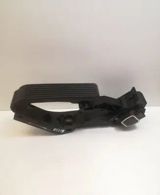 Mercedes-Benz E W211 Accelerator throttle pedal A2113000504