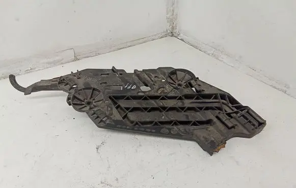 Skoda Octavia Mk2 (1Z) Headlight/headlamp mounting bracket 17035202