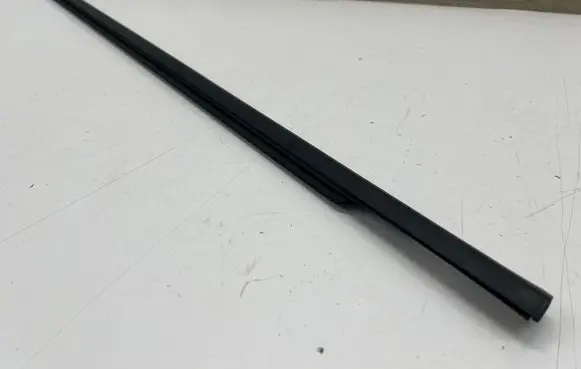 Renault Austral Front door glass trim molding 808201152R