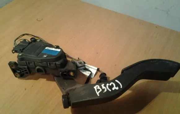 Volkswagen PASSAT B5 Accelerator throttle pedal 8D1723523 6PV00777006
