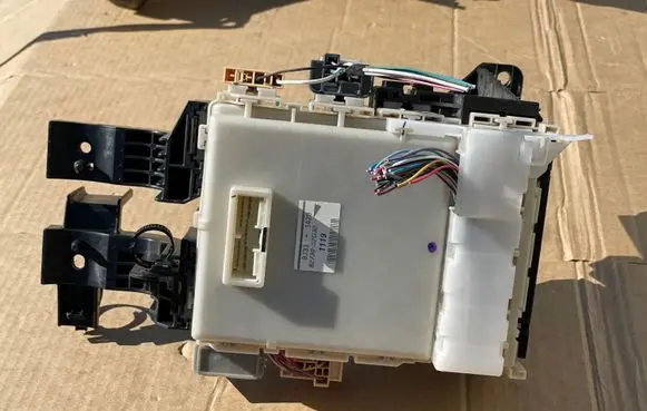 Toyota Yaris Fuse module 8273052G30 8J311429