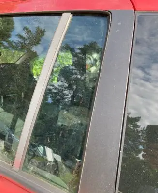Opel Zafira B Rear vent window glass E000199