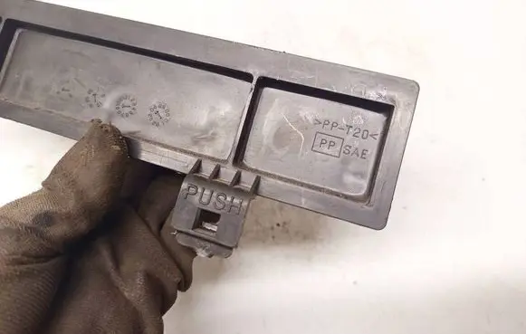 Nissan Primera Fuse box cover 