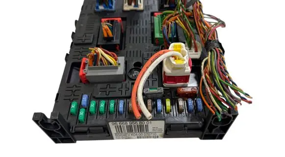 Peugeot 5008 Fuse module 966689568001 281192483C