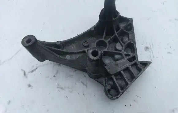 Volkswagen Golf V Engine mounting bracket 03G199207A