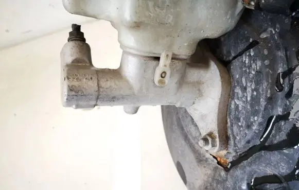 Volkswagen Touran I Master brake cylinder