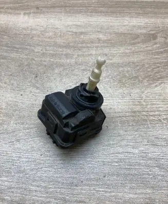 Volkswagen Golf III Headlight level adjustment motor 1H0941295C 00728200