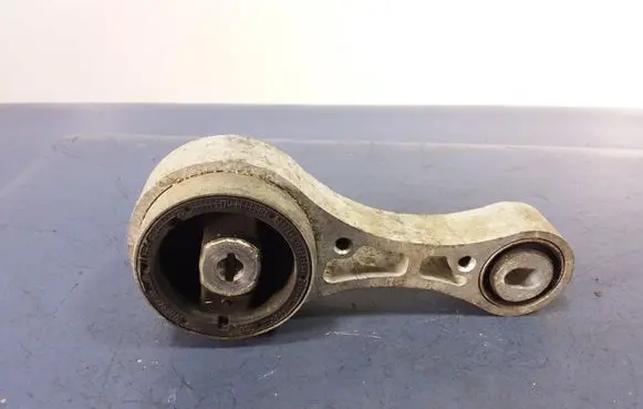 Engine mount vacuum valve